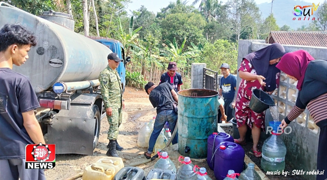 Upaya Atasi Krisis Air, Babinsa Kebonmanggu Koramil 09/Cisaat Bantu Distribusikan Air Bersih Untuk Masyarakat