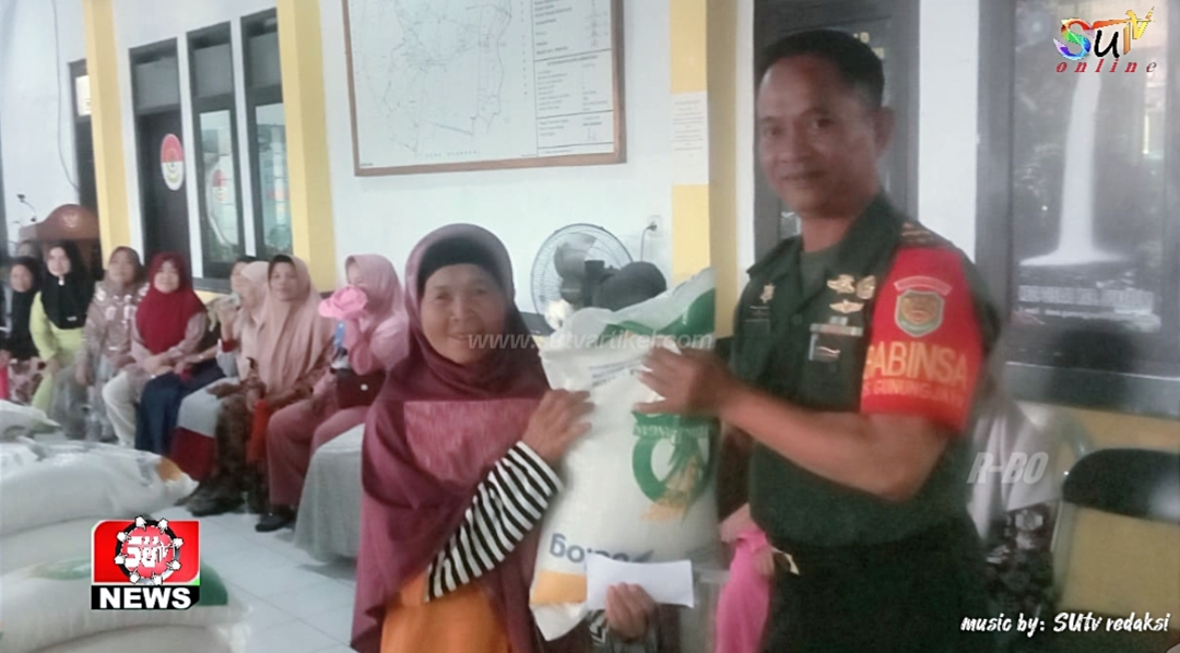 Bantu Penuhi Kebutuhan Pangan Warga, Babinsa Gunungjaya Dampingi Penyaluran Bantuan Beras 10 Kg